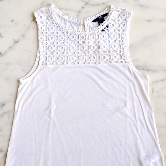 NWT. H&M 100% Rayon Sleeveless Blouse with Front design. - Picture 3 of 4